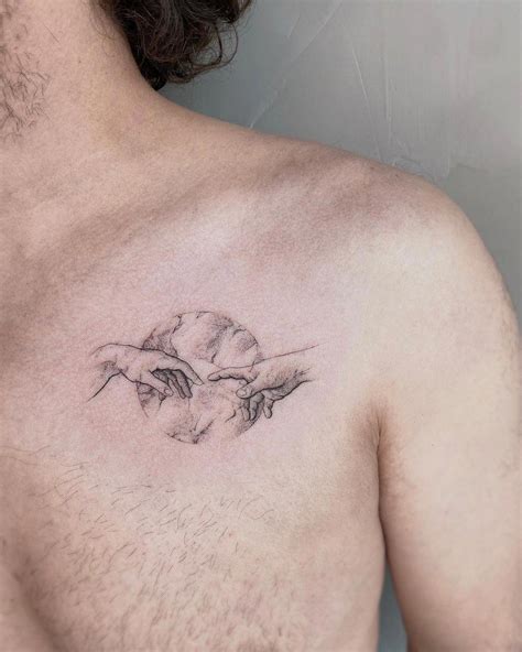 tatuajes pecho hombre pequeos|Tatuajes pequeños en el pecho para hombre: 25。